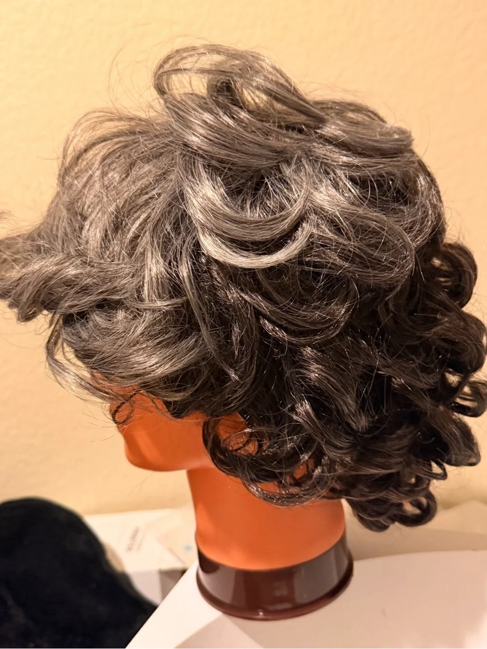 Short Wavy Synthetic Wig in Silver Gray - Classic Everyday Style